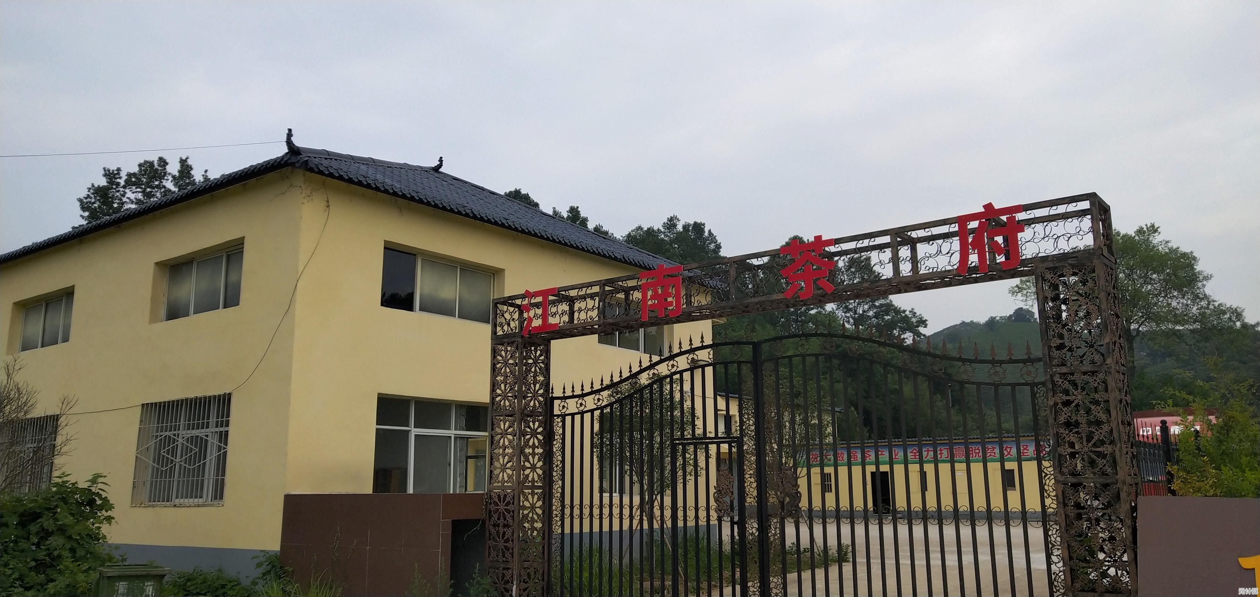 还在纠结战斗游戏哪款好玩？小队战斗工艺世界》多样武器战术任你选择！
