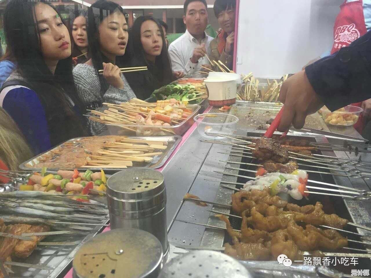 你准备好经营自己的小吃摊了吗？翻转油炸模拟器让你化身油炸大师！