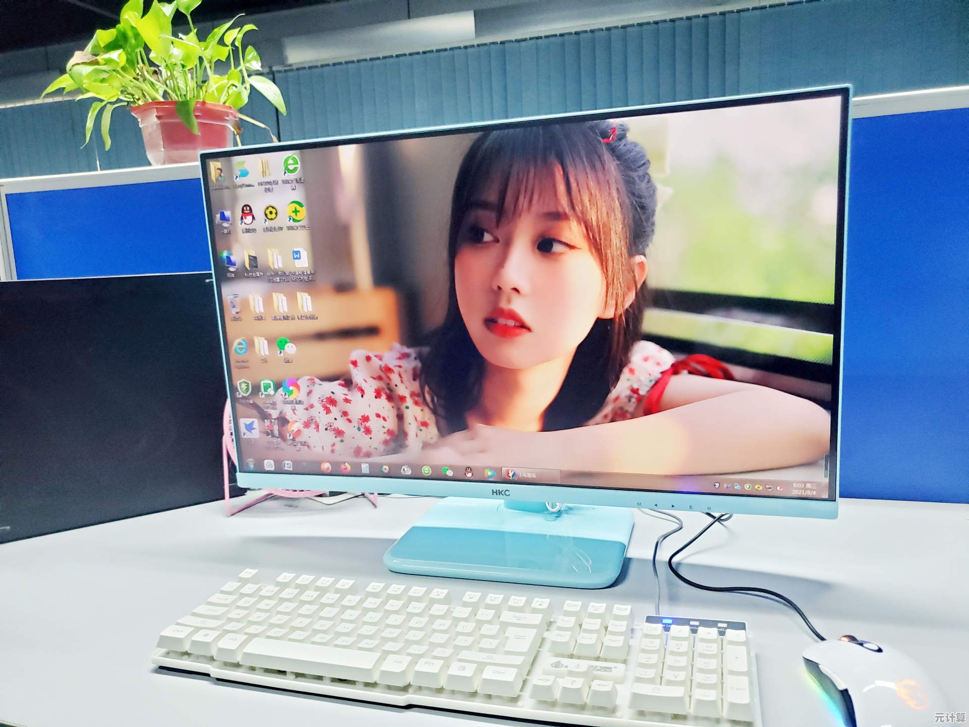 融合创新科技与美学：苹果电脑桌面开启高效时尚工作新体验
