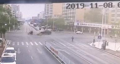 能否在行人穿梭的街头秀出完美漂移？城市漂移也疯狂》等你来挑战！