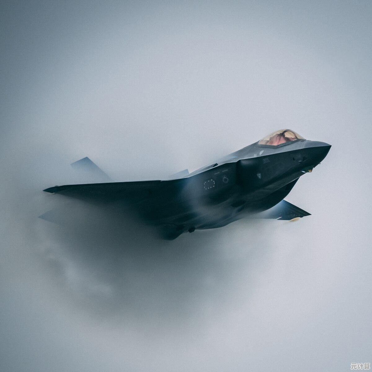 探索2025现代战舰F35战斗机实战性能：垂直起降与航电系统深度解析