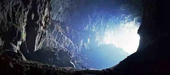 想在游戏《无尽的隧道球》中挑战你的反应极限吗？随机关卡等你来战！