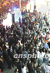 集结人群、躲避障碍的欢乐跑酷—人潮汹涌》你确定不叫上朋友一起玩？