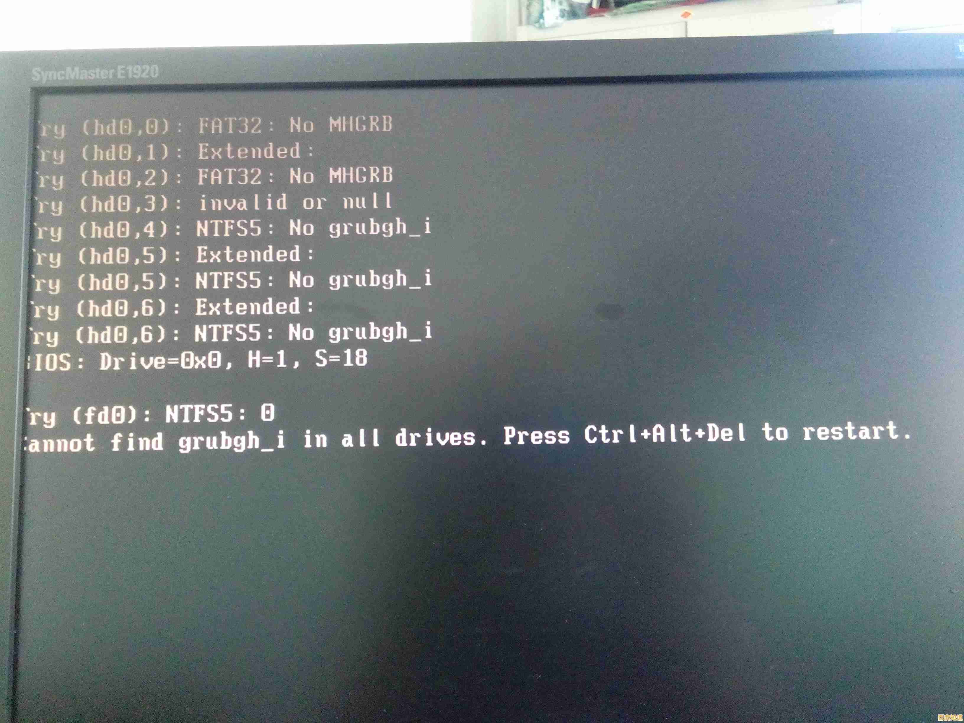 电脑显示器黑屏别慌张,小鱼教您轻松排查与修复黑屏问题 电脑显示器黑屏别慌张,小鱼教您轻松排查与修复黑屏问题